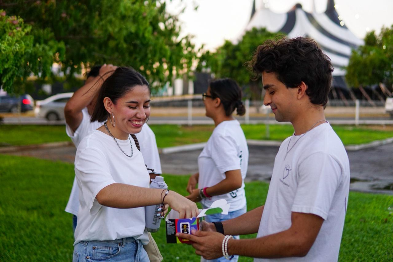 Voluntarios entregando un detalle