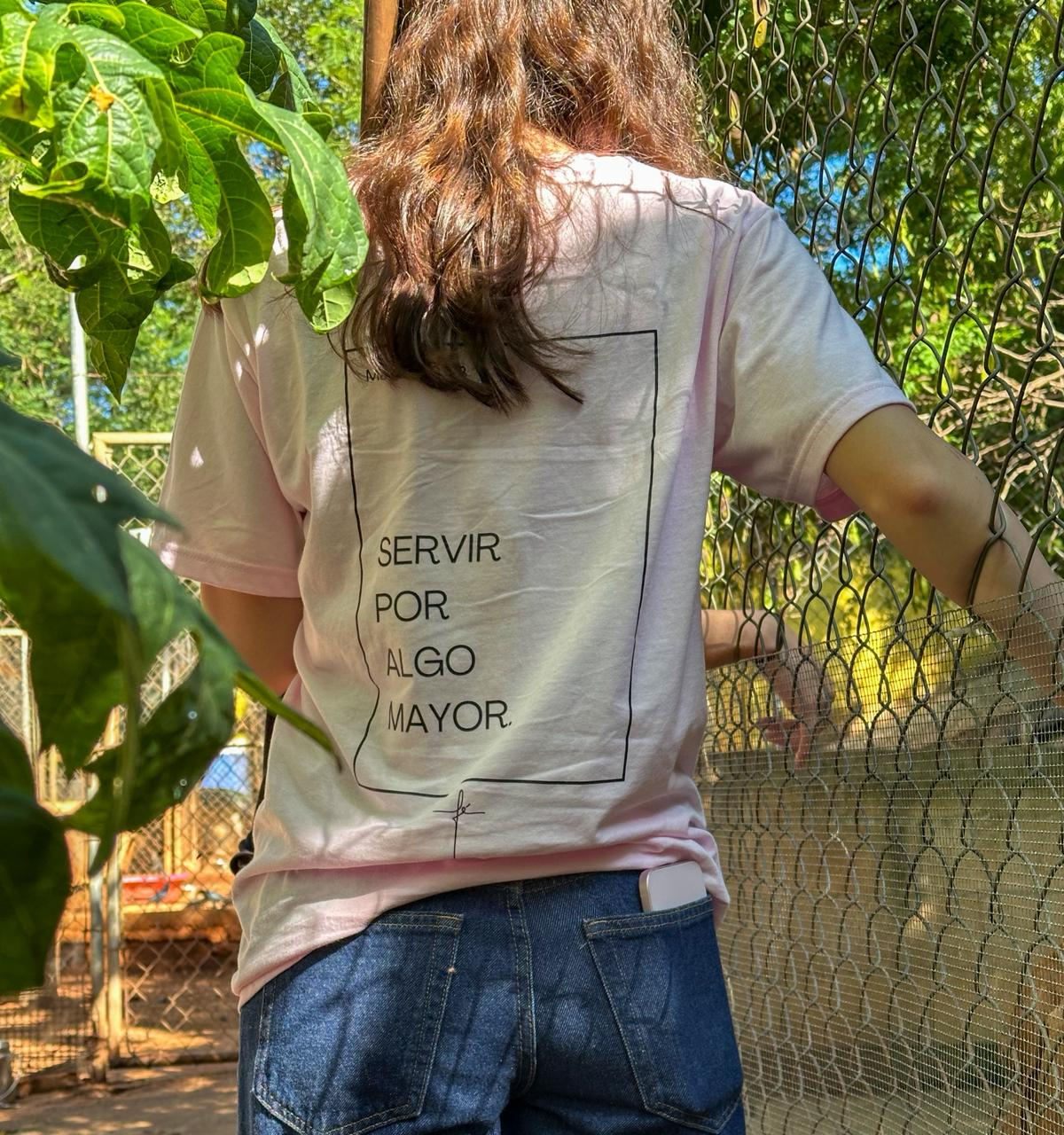 Voluntaria con playera Servir por algo mayor