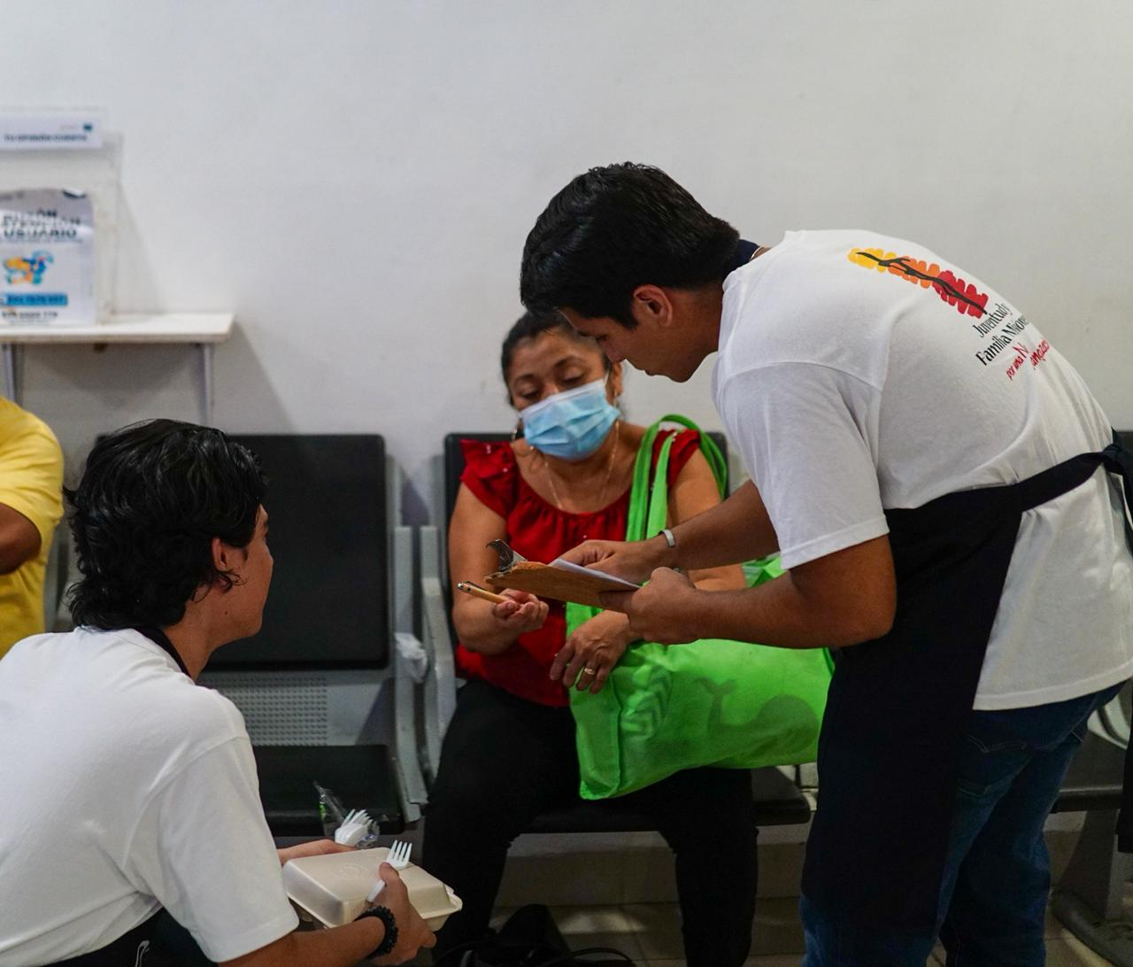 Voluntario entregando una cena en el hospital